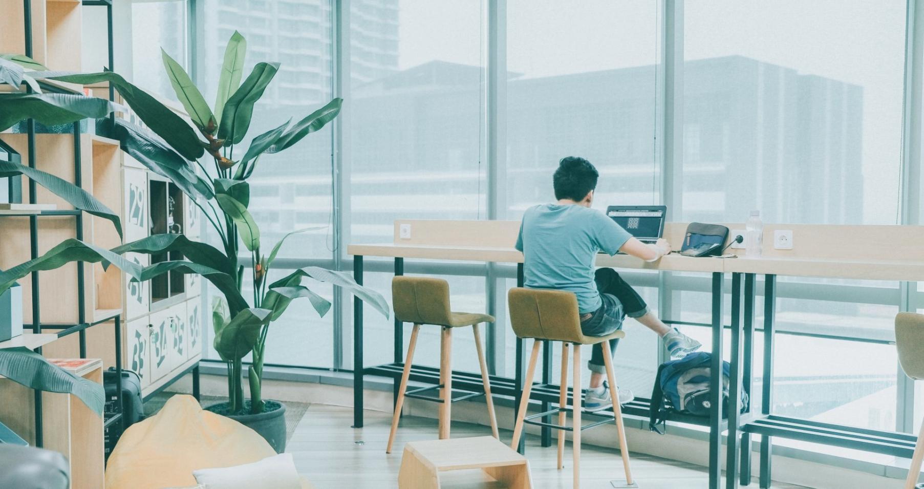 Nowoczesne biuro aquer z przestrzenią do nagrywania warsztatów edukacyjnych